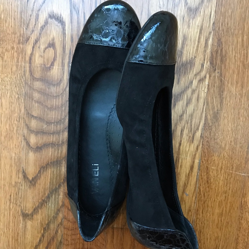 Black Vaneli round toe flats size 8